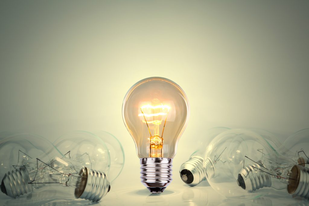 light bulb lit between many lights coaching,financier,conseils,faire des,écconomies